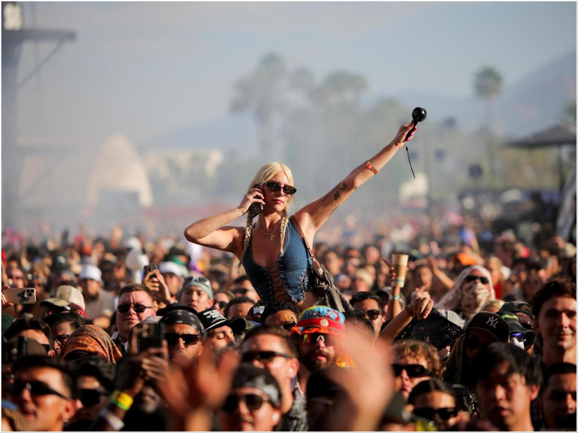 באת לדבר בטלפון או להקשיב למוזיקה? מבלה חמושה בצמות בפסטיבל קואצ'לה (צילום: REUTERS/Daniel Cole) קהל בהופעה של טי-פיין בפסטיבל קואצ'לה, 2025