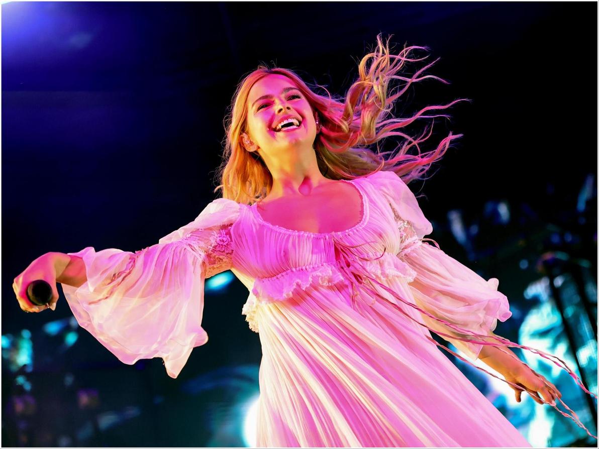 הזמרת אדיסון ריי נצמדת לטרנד הבוהו של הקיץ, לבושה שמלה לבנה ושקופה במראה בייבי-דול ארוך (צילום: Emma McIntyre/Getty Images for Coachella) אדיסון ריי בפסטיבל קואצ'לה, 2025