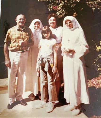 לאה באלינט בביקור במנזר עם בעלה, יוחנן באלינט ובתם ענת