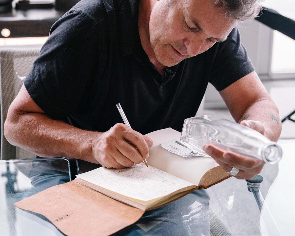 המעצב מארק סמית' במהלך עיצוב בקבוק סינקורו