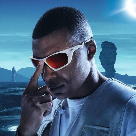 משקפי שמש במסגרת ספורטיבית של אוקלי, אביב-קיץ 2025