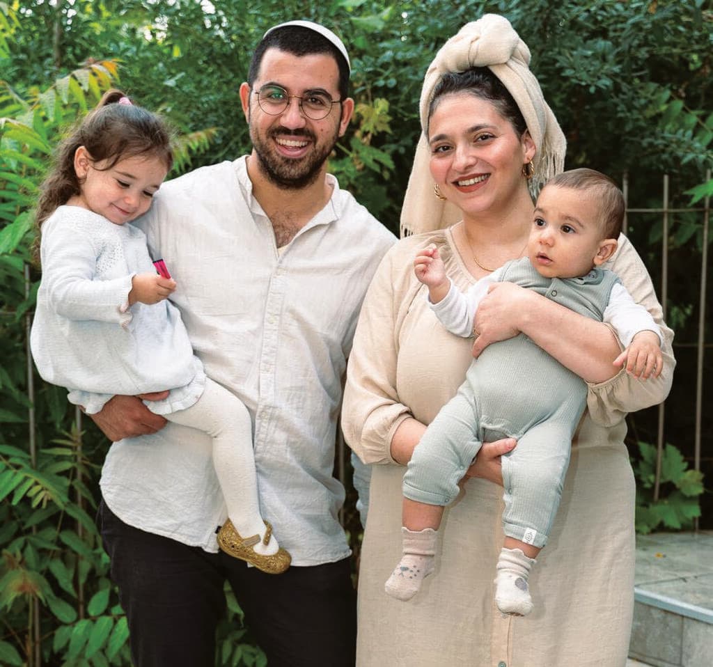 סעדיה ז"ל, רחלי ושניים מילדיהם. יום אחרי השבעה היא גילתה שהיא בהיריון (צילום" אלבום פרטי) סעדיה, רחלי וילדיהם. יום אחרי השבעה היא גילתה שהיא בהיריון