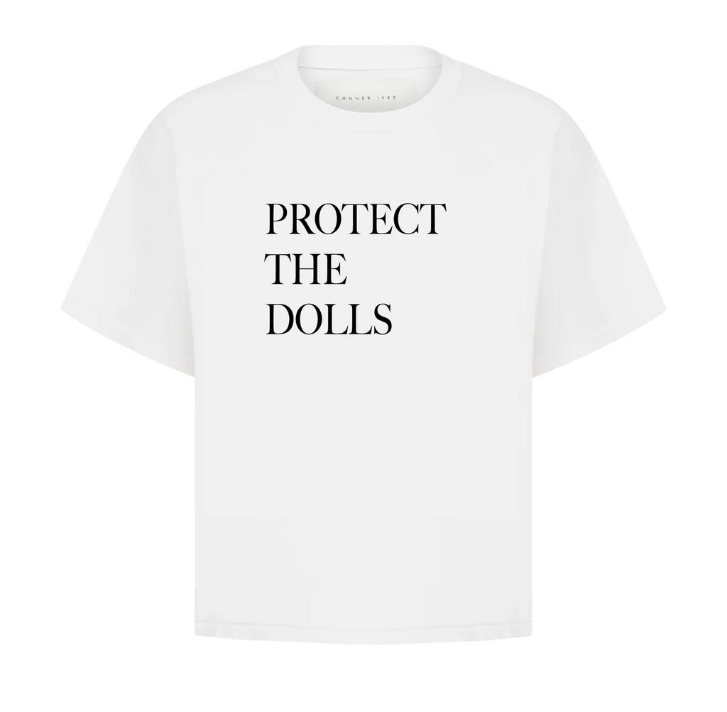 חולצת Protect The Dolls שיצר קונר אייבס