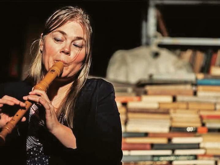 סאנה ואן הלסט. "אנשים ניגשים ואומרים שההופעה הזכירה להם את סבא וסבתא שלהם" (צילום: Victor List, Muperphoto ) סאנה ואן הלסט מנגנת בכליזמר