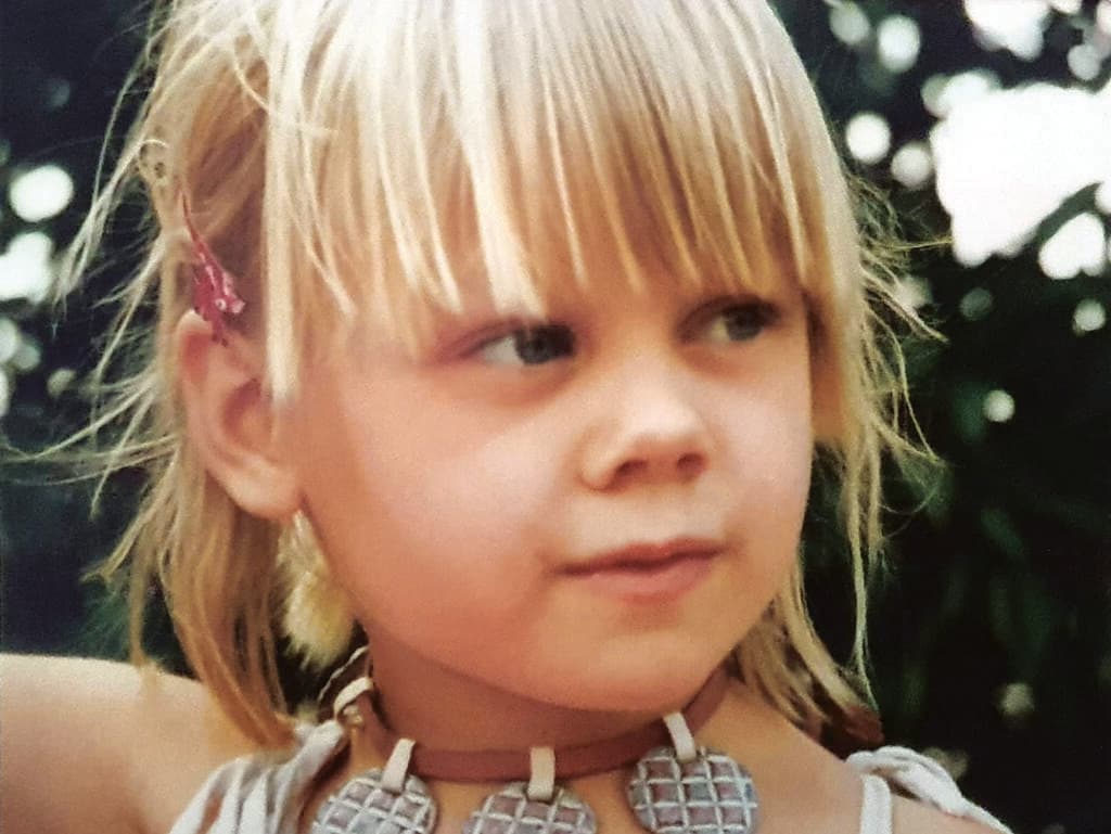 סאנה ואן הלסט בילדותה בהולנד (צילום: אלבום פרטי) סאנה ואן הלסט בילדותה