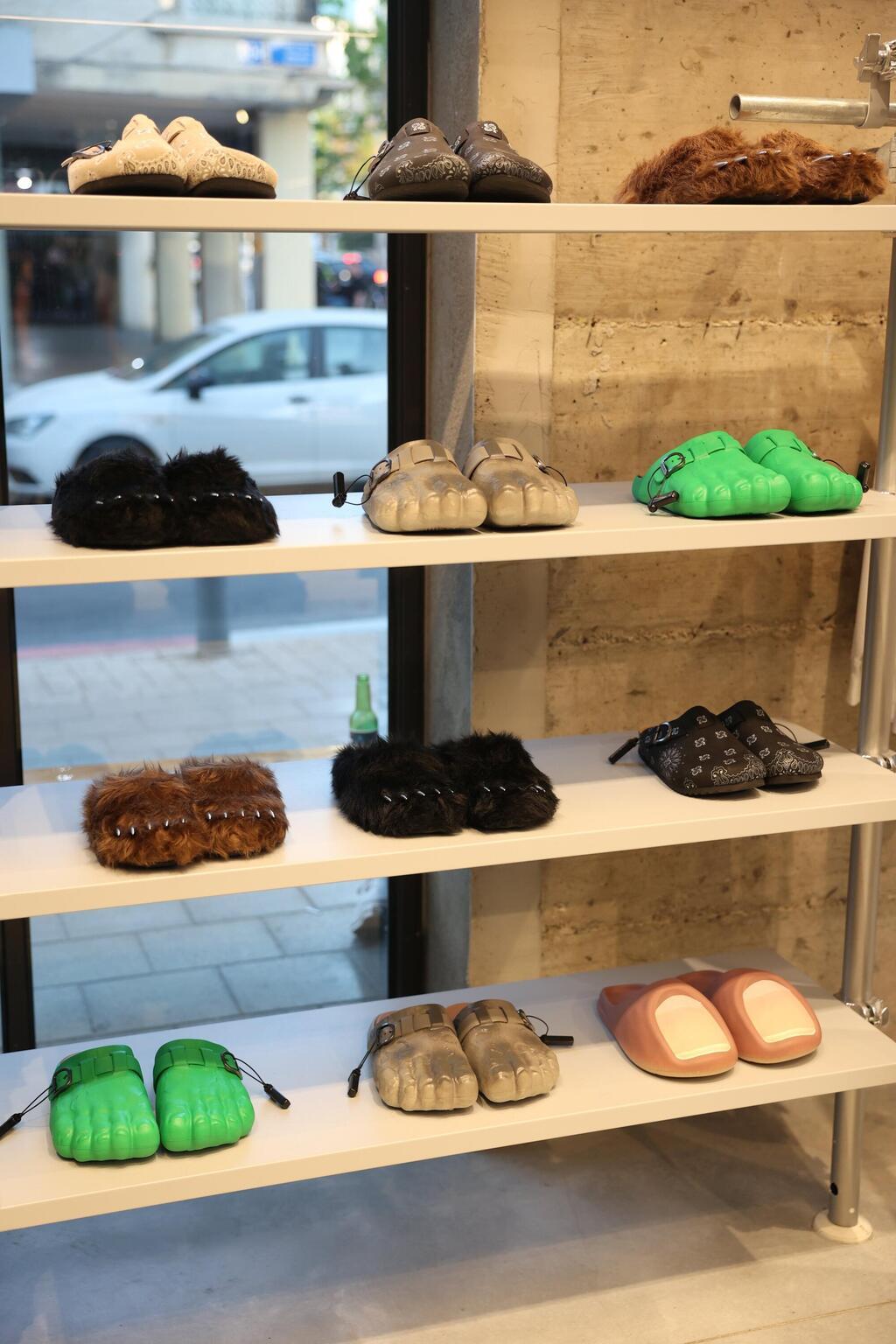 נעליים בחנות בשינקין (צילום: אור גפן) חנות Kixbox