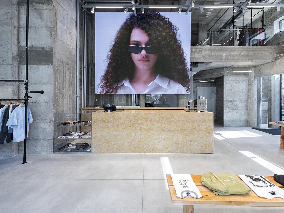 "הבעלים היה יכול לפתוח חנות בכל מקום בעולם – אבל הוא בחר בישראל". Kixbox בתל אביב (צילום: מושי גיטליס) חנות Kixbox