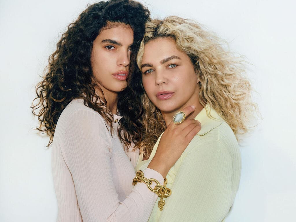 "ברגע שאמא בחרה בעצמה, הרווחתי אותה" (צילום: אור דנון, סגנון: חיה וידר) סאן מזרחי ואמא שלה ורד מילר