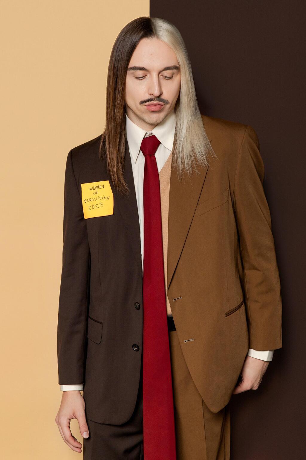 עניבה ארוכה במיוחד, 2025 (צילום: Alina Pyazok/EBU) טומי קאש מצטלם כנציג אסטוניה לאירוויזיון, 2025