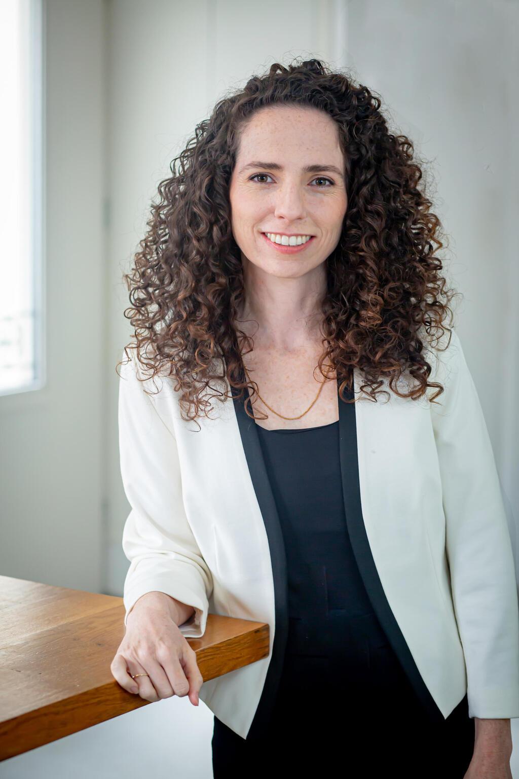  ד"ר שירי קרת, ראומטולוגית בכירה 