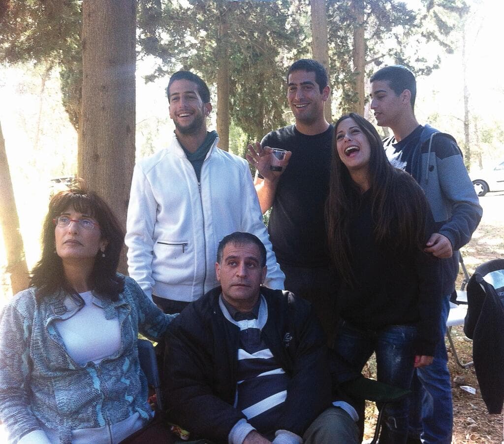 משפחת ברכה: אפרים ז"ל, איילה והילדים אורי (מימין), מורן, ראובני ואדיר (צילום: אלבום פרטי) משפחת ברכה: אפרים ז"ל, איילה והילדים אורי (מימין), מורן, ראובני ואדיר