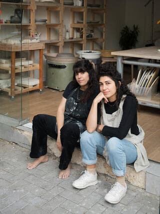 אביה חיימי ואביב לה־עוז כליף (צילום: מיכאל שבדרון) אביה חיימי ואביב לה־עוז כליף, סטודיו קוטה x עדן כליף, צבע טרי 2025