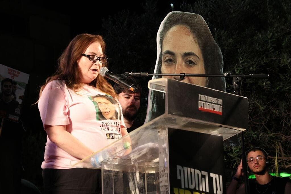 יפעת הימן נואמת בעצרת בכיכר החטופים
