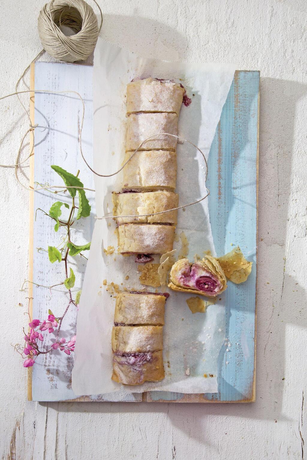 שטרודל ריקוטה ודובדבנים