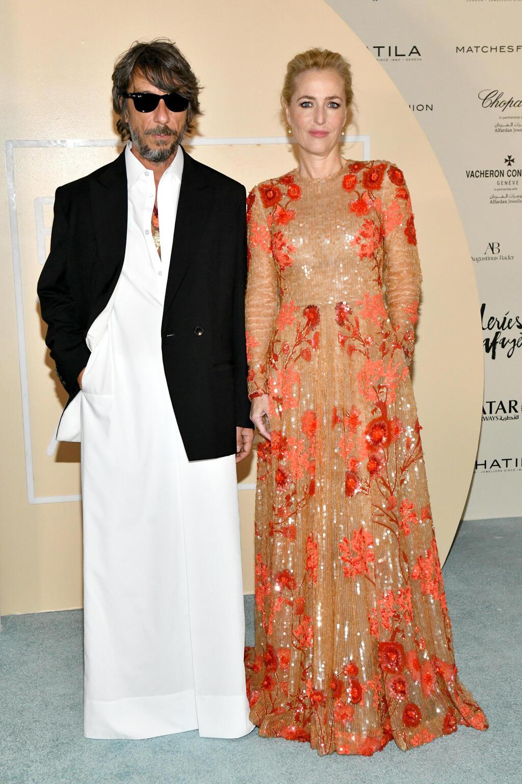 פייר פאולו פיצ'ולי וג'יליאן אנדרסון על השטיח האדום, 2021 (צילום: Craig Barritt/Getty Images for Qatar Museums) פייר פאולו פיצ'ולי וג'יליאן אנדרסון על השטיח האדום, 2021