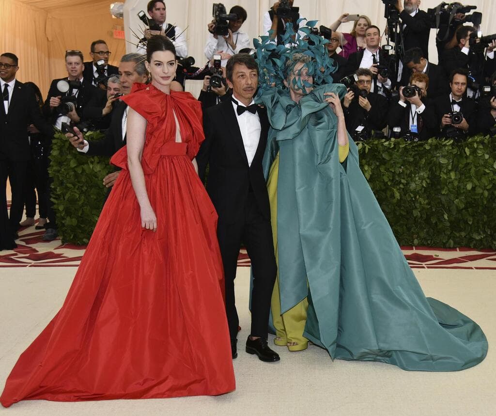 פייר פאולו פיצ'ולי, פרנסס מקדורמנד ואן האת'וויי בגאלה של המטרופוליטן, 2018 (צילום: Charles Sykes/Invision/AP) פייר פאולו פיצ'ולי, פרנסס מקדורמנד ואן האת'וויי בגאלה של המטרופוליטן, 2018