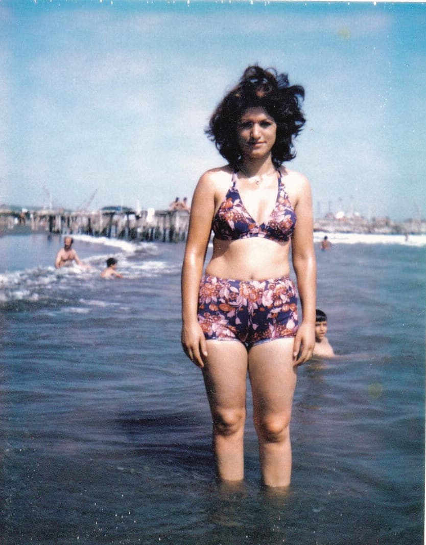 בים, לפני המהפכה. "היה לנו חופש אמיתי" (צילום: אלבום פרטי) אתי ציונית גושן בטהרן לפני המהפכה האסלאמית