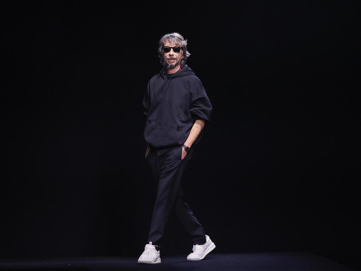 פייר פאולו פיצ'ולי. "הוא אחד המעצבים המוכשרים והנערצים של זמננו", מסרו מקבוצת קרינג (צילום: AP Photo/Lewis Joly) פייר פאולו פיצ'ולי בתצוגת אביב-קיץ 2023 של ולנטינו