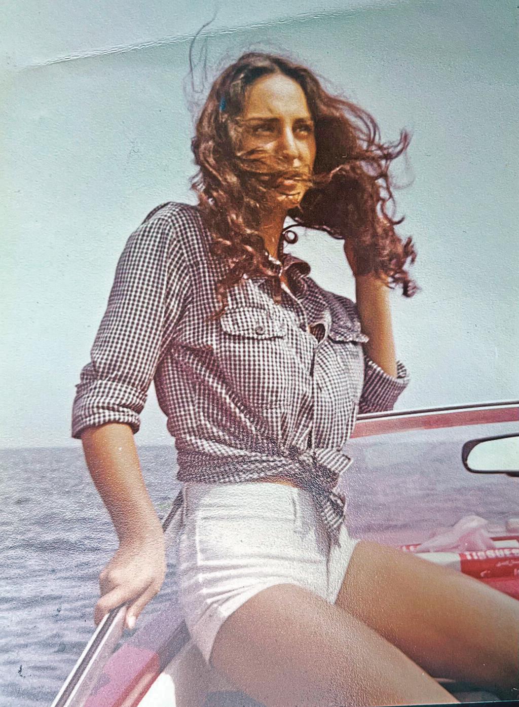 בים הכספי לפני המהפכה. "חיינו חיים מערביים לחלוטין" (צילום: אלבום פרטי) מיקי טורקאן יצחקניא בטהרן לפני המהפכה