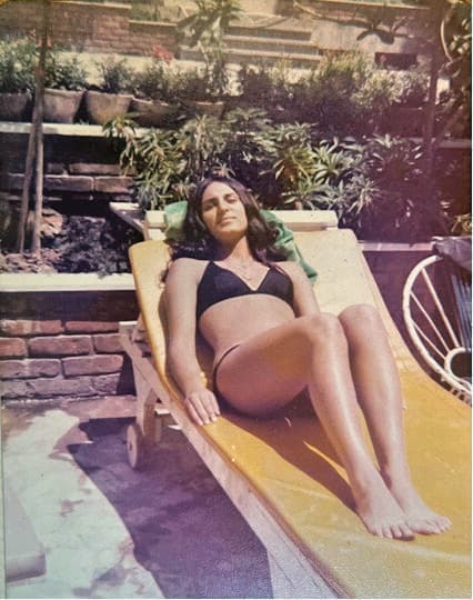 "התלבשנו לפי מגזינים המערביים" (צילום: אלבום פרטי) מיקי טורקאן יצחקניא בטהרן לפני המהפכה