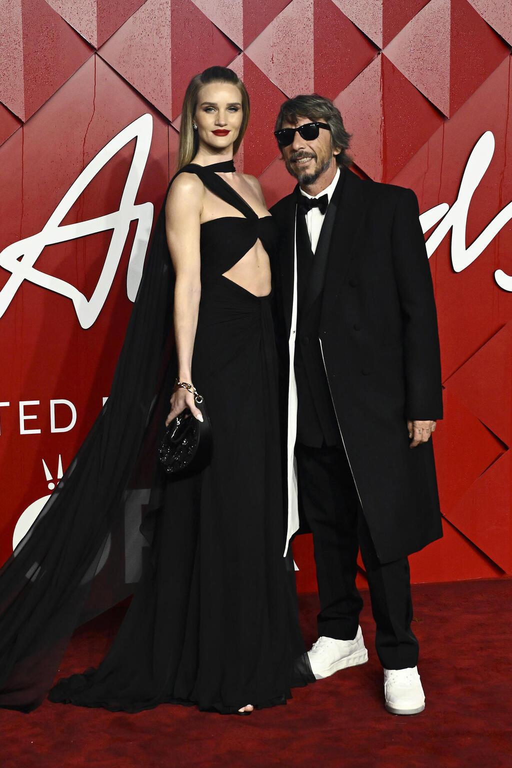 פייר פאולו פיצ'ולי ורוזי הנטינגטון וויטלי בטקס פרסי האופנה הבריטיים, 2023 (צילום: Gareth Cattermole/Getty Images) פייר פאולו פיצ'ולי ורוזי הנטינגטון וויטלי בטקס פרסי האופנה הבריטיים, 2023