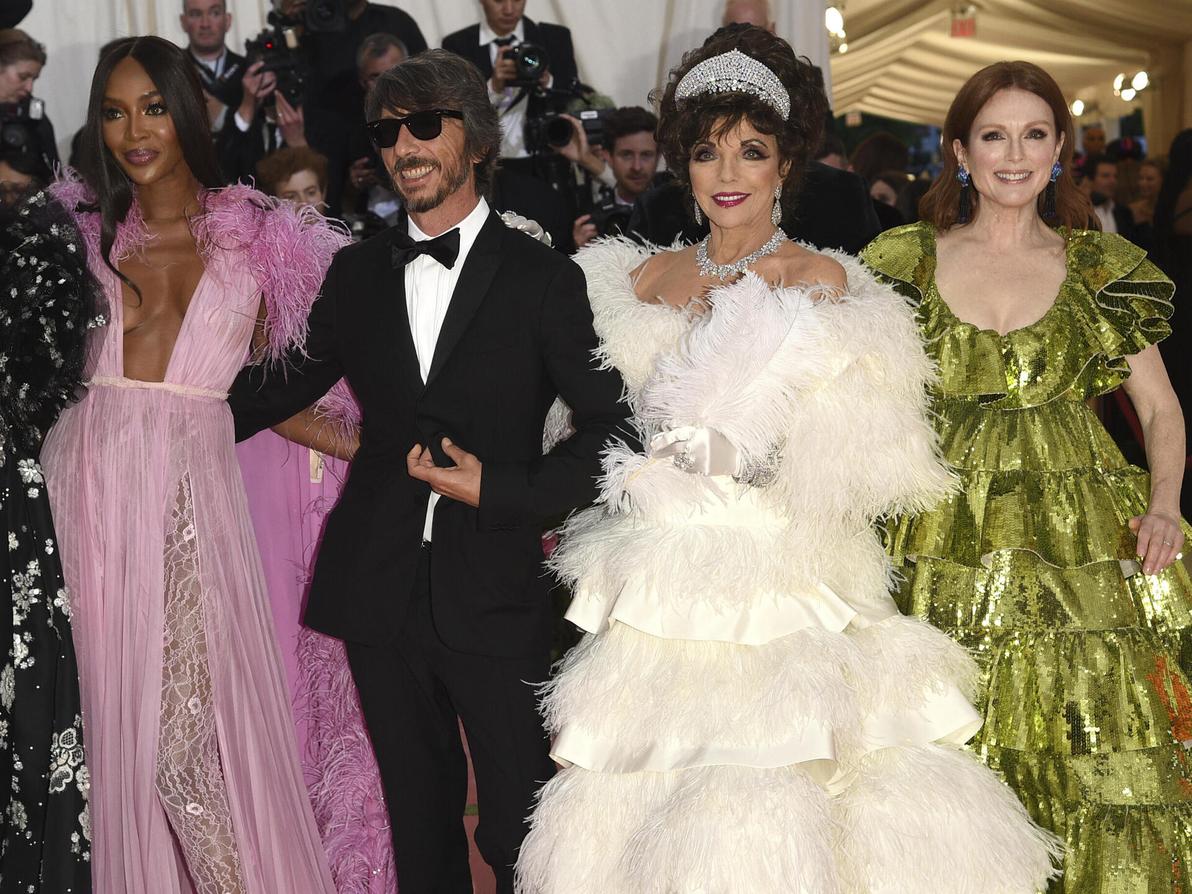 פייר פאולו פיצ'ולי, ג'וליאן מור, ג'ואן קולינס ונעמי קמפבל בגאלה של המטרופוליטן, 2019 (צילום: Evan Agostini/Invision/AP) פייר פאולו פיצ'ולי, ג'וליאן מור, ג'ואן קולינס, נעמי קמפבל ואדוט אקץ' בגאלה של המטרופוליטן, 2019