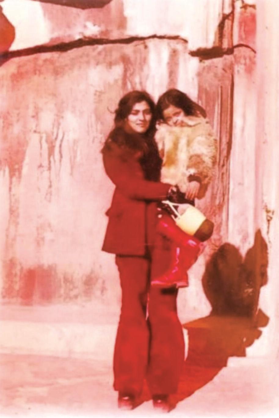 עם אמא שלי לפני המהפכה. "איראן הייתה כמו אירופה, הן בלבוש והן בהתנהגות" (צילום: אלבום פרטי) שהרזאד שאדי ואמה בטהרן לפני המהפכה