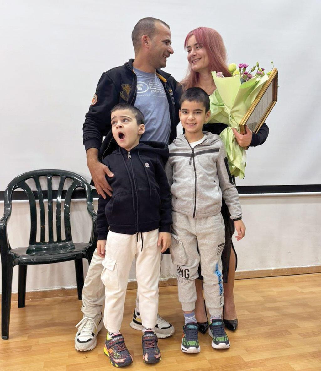 עם בעלה סייף וילדיהם, בקבלת הפרס של רשת דרכא. "אמרתי להם שיש בלבנון אנשים טובים ורעים" (צילום: אלבום פרטי) ספאא חנג'ר