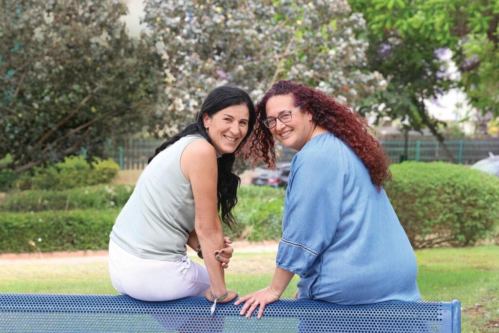 האמהות המאמצות, מלי (מימין) ואילת