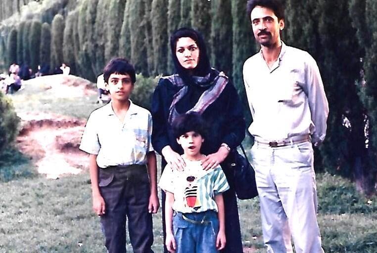 עם המשפחה, לאחר המהפכה. "לאט־לאט הכניסו אותנו לצ'אדור" (צילום: אלבום פרטי) אתי ציונית גושן עם בעלה וילדיה