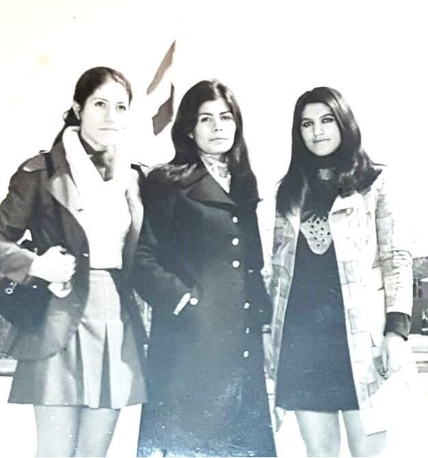 עם החברות מירי דיין ונעימה שמאש. "בכל שבת היהודים התפללו לכבוד השאה" (צילום: אלבום פרטי) אתי ציונית גושן (מימין) עם החברות מירי דיין ונעימה שמאש