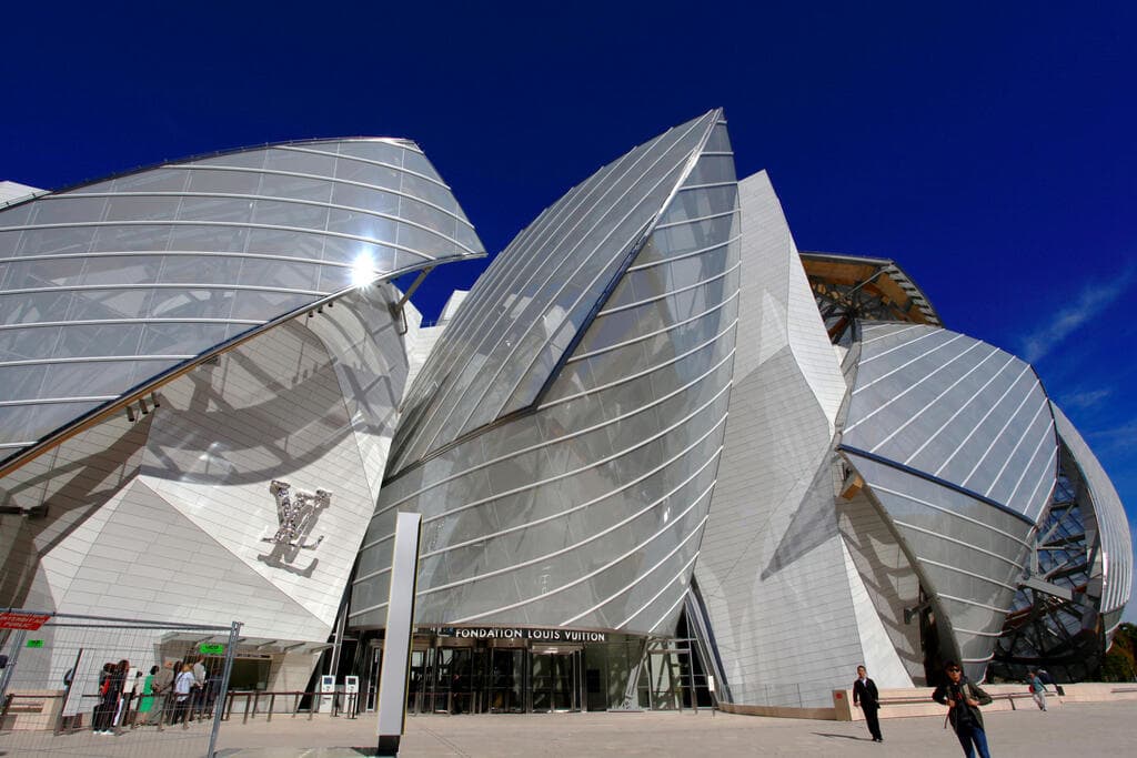 ספינת זכוכית בתכנון פרנק גרי. Fondation Louis Vuitton (צילום: Chaiwat Areeraksa, shutterstock) Fondation Louis Vuitton