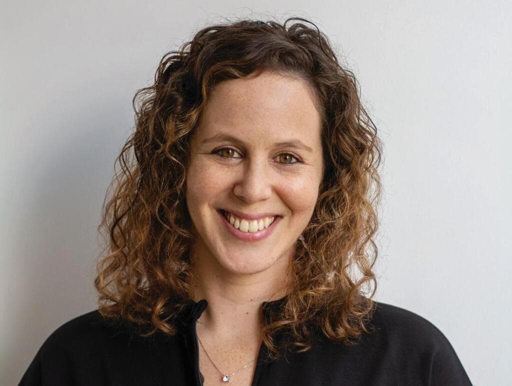 ''אם את עייפה מאוד לאורך זמן ועושה הרבה טעויות, יכול להיות שזה בכלל לא דמנציה''. ד"ר סתיו דיבון-זברו (צילום: אייל זברו) ד"ר סתיו דיבון־זברו