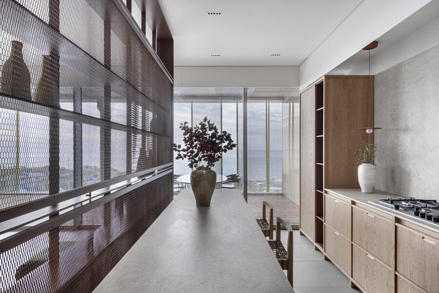 דירה בשכונת עג'מי, יפו. תכנון ועיצוב: חני ואמיר חזק, ריהוט: אריק בן שמחון, אדריכלות: אילן פיבקו