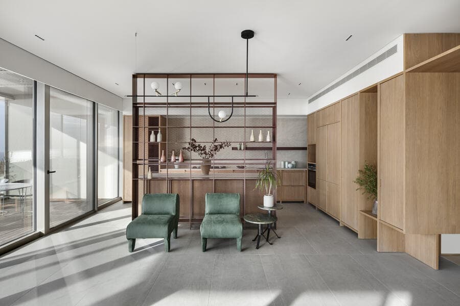 דירה בשכונת עג'מי, יפו. תכנון ועיצוב: חני ואמיר חזק, ריהוט: אריק בן שמחון, אדריכלות: אילן פיבקו