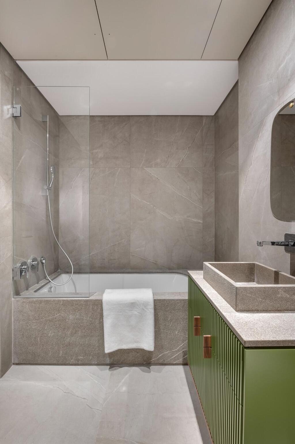 דירה בשכונת עג'מי, יפו. תכנון ועיצוב: חני ואמיר חזק, ריהוט: אריק בן שמחון, אדריכלות: אילן פיבקו