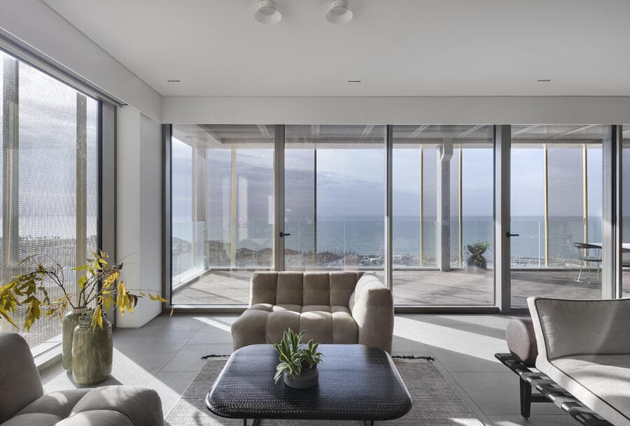 דירה בשכונת עג'מי, יפו. תכנון ועיצוב: חני ואמיר חזק, ריהוט: אריק בן שמחון, אדריכלות: אילן פיבקו