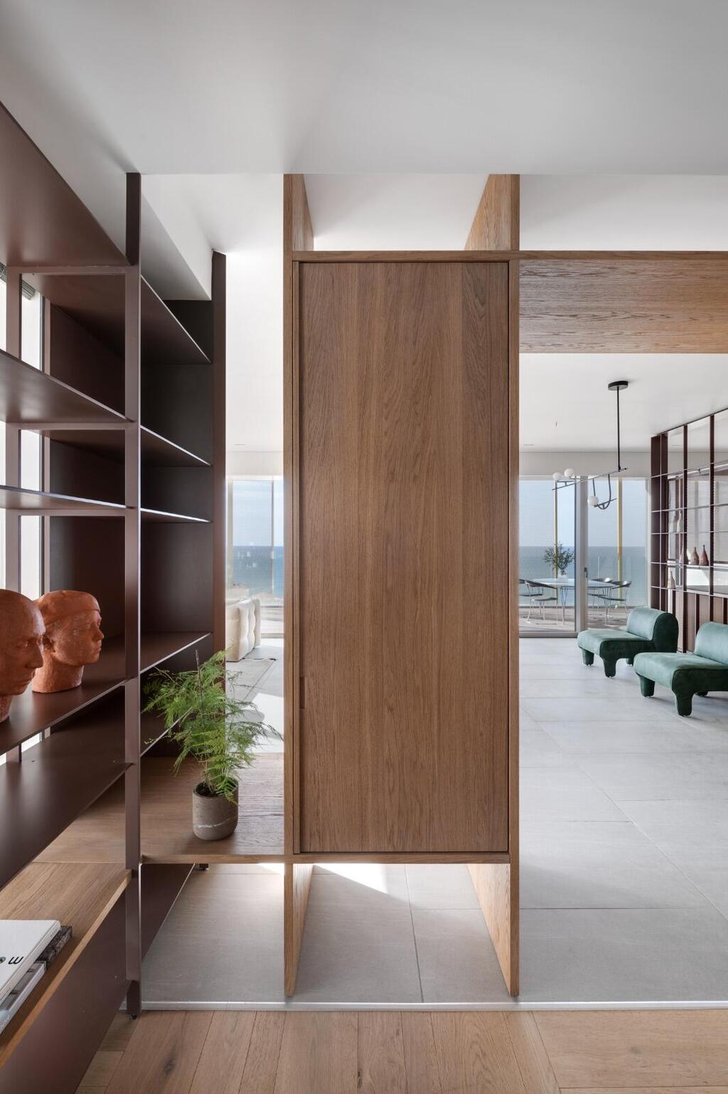 דירה בשכונת עג'מי, יפו. תכנון ועיצוב: חני ואמיר חזק, ריהוט: אריק בן שמחון, אדריכלות: אילן פיבקו