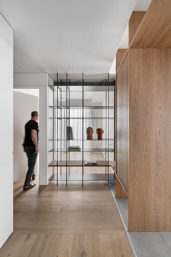 דירה בשכונת עג'מי, יפו. תכנון ועיצוב: חני ואמיר חזק, ריהוט: אריק בן שמחון, אדריכלות: אילן פיבקו