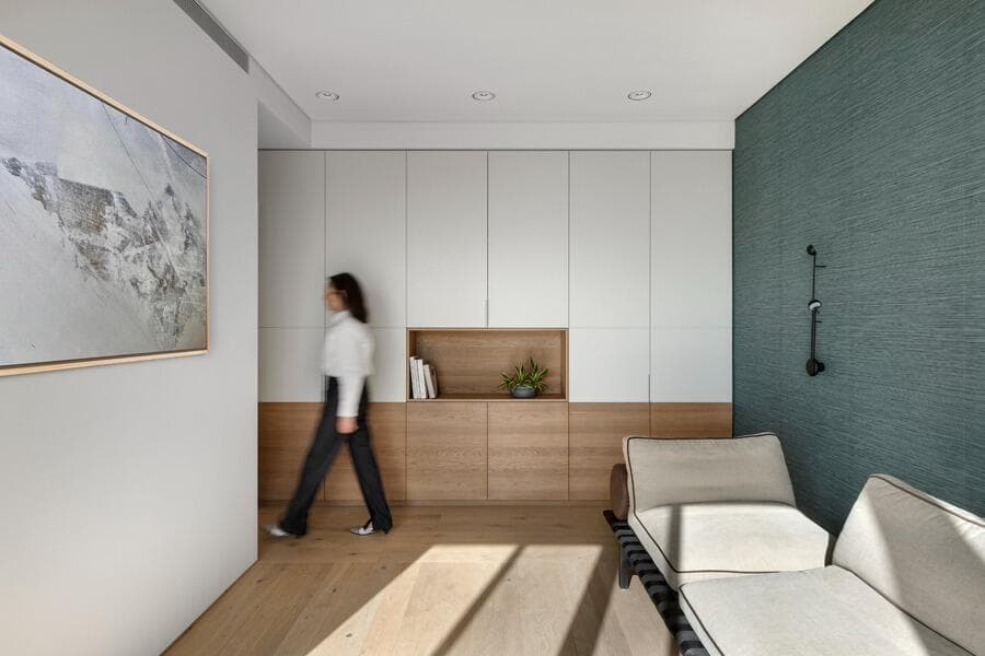 דירה בשכונת עג'מי, יפו. תכנון ועיצוב: חני ואמיר חזק, ריהוט: אריק בן שמחון, אדריכלות: אילן פיבקו