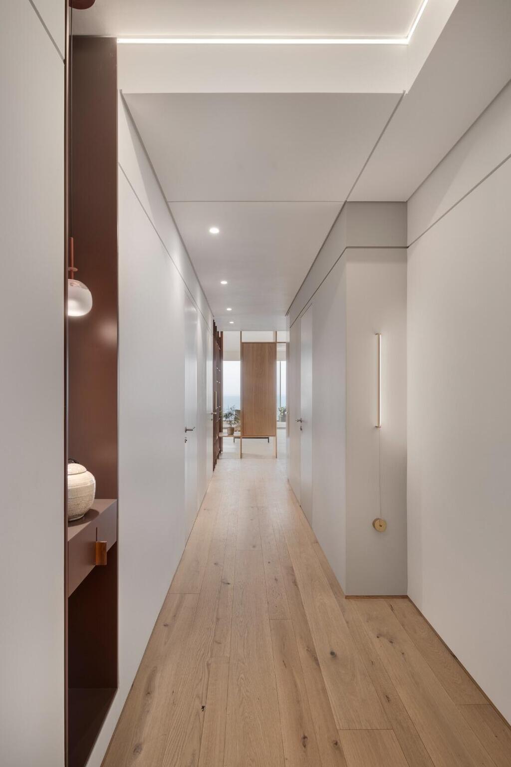 דירה בשכונת עג'מי, יפו. תכנון ועיצוב: חני ואמיר חזק, ריהוט: אריק בן שמחון, אדריכלות: אילן פיבקו