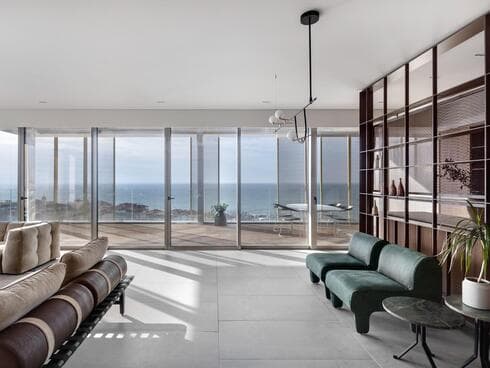 דירת קבלן חדשה בשכונת עג'מי בשטח של כ־145 מ"ר עם מרפסת של עוד 40 מ"ר