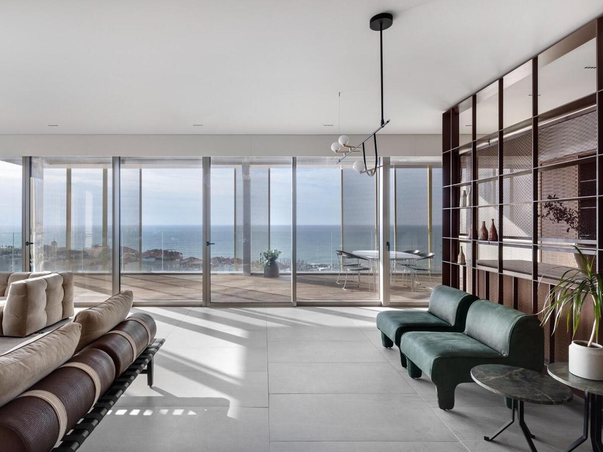 דירה בשכונת עג'מי, יפו. תכנון ועיצוב: חני ואמיר חזק, ריהוט: אריק בן שמחון, אדריכלות: אילן פיבקו