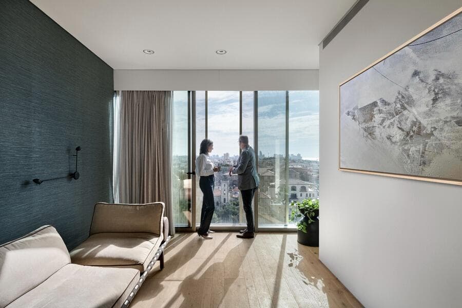 דירה בשכונת עג'מי, יפו. תכנון ועיצוב: חני ואמיר חזק, ריהוט: אריק בן שמחון, אדריכלות: אילן פיבקו