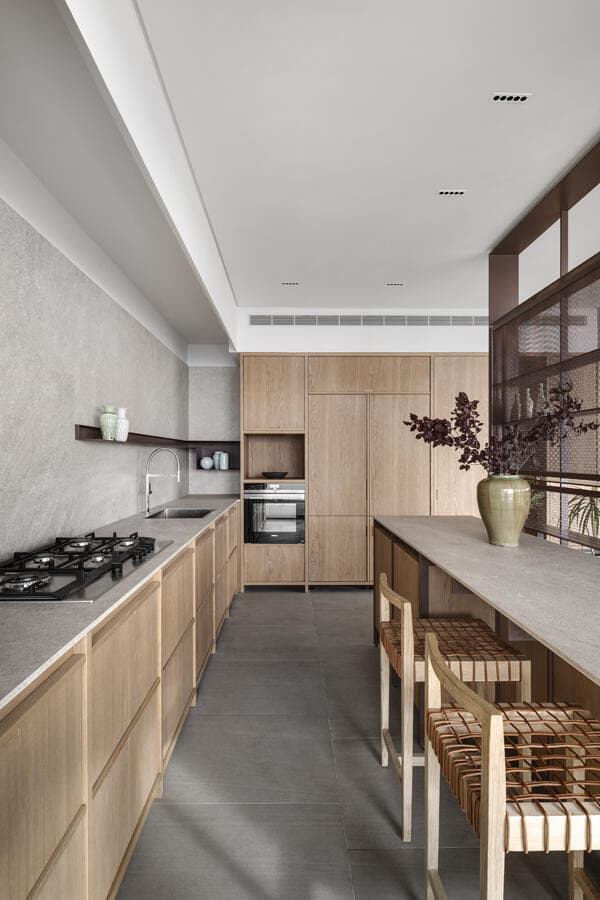 דירה בשכונת עג'מי, יפו. תכנון ועיצוב: חני ואמיר חזק, ריהוט: אריק בן שמחון, אדריכלות: אילן פיבקו