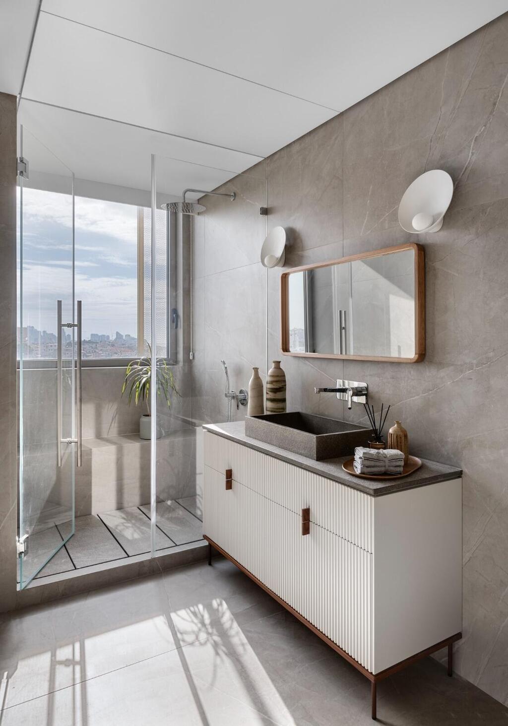 דירה בשכונת עג'מי, יפו. תכנון ועיצוב: חני ואמיר חזק, ריהוט: אריק בן שמחון, אדריכלות: אילן פיבקו