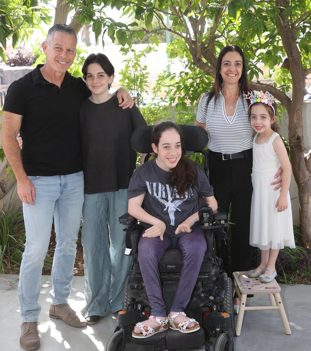 בטי קולבק אהרון ומשפחתה