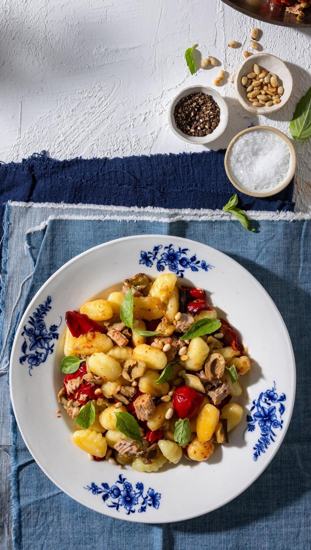 ניוקי ברוטב טונה, עגבניות וזיתים 