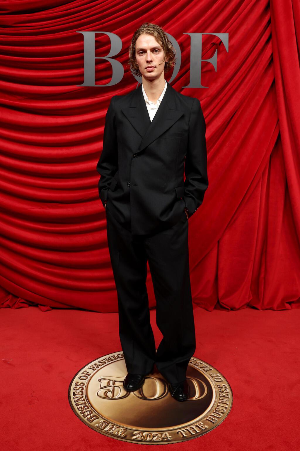 לאון דאם על השטיח האדום, 2024 (צילום: Pascal Le Segretain/Getty Images for The Business of Fashion) לאון דאם על השטיח האדום, 2024