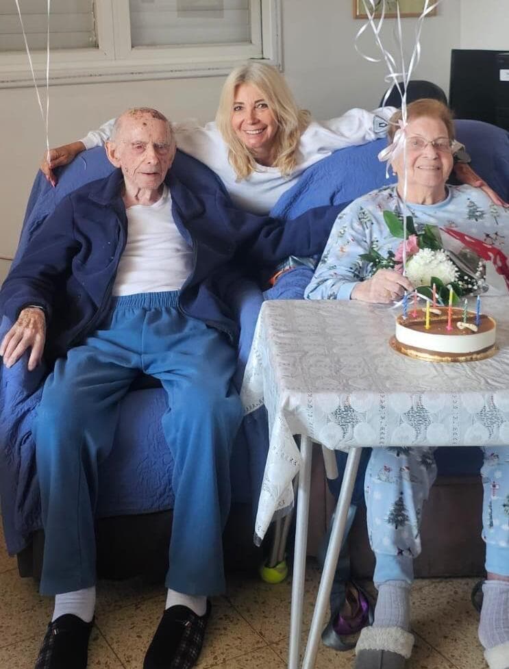 בלה אשכנזי ז"ל  עם הבעל חיים והבת אביבה באונה